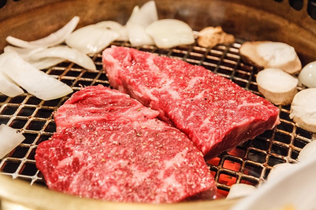 grilling kobe wagyu beef with mushroom and onion